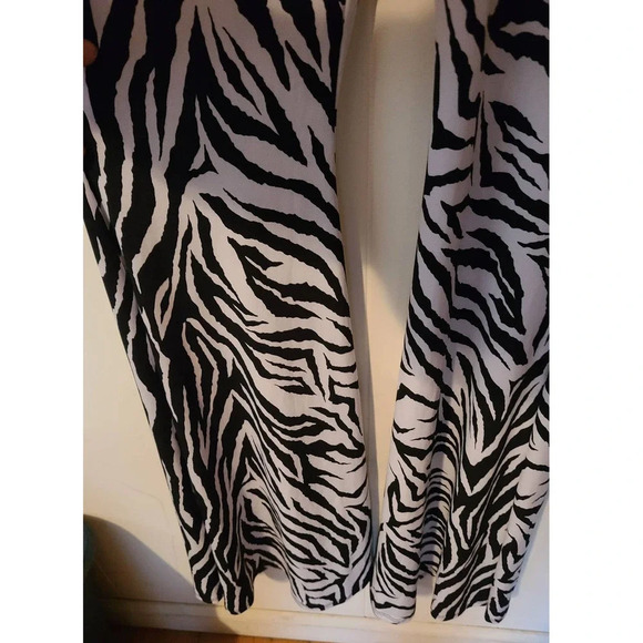 Annes Apparel Jumpsuit Women's Zebra Print Sleeveless Zip Closure Small (VA1) - Picture 6 of 9